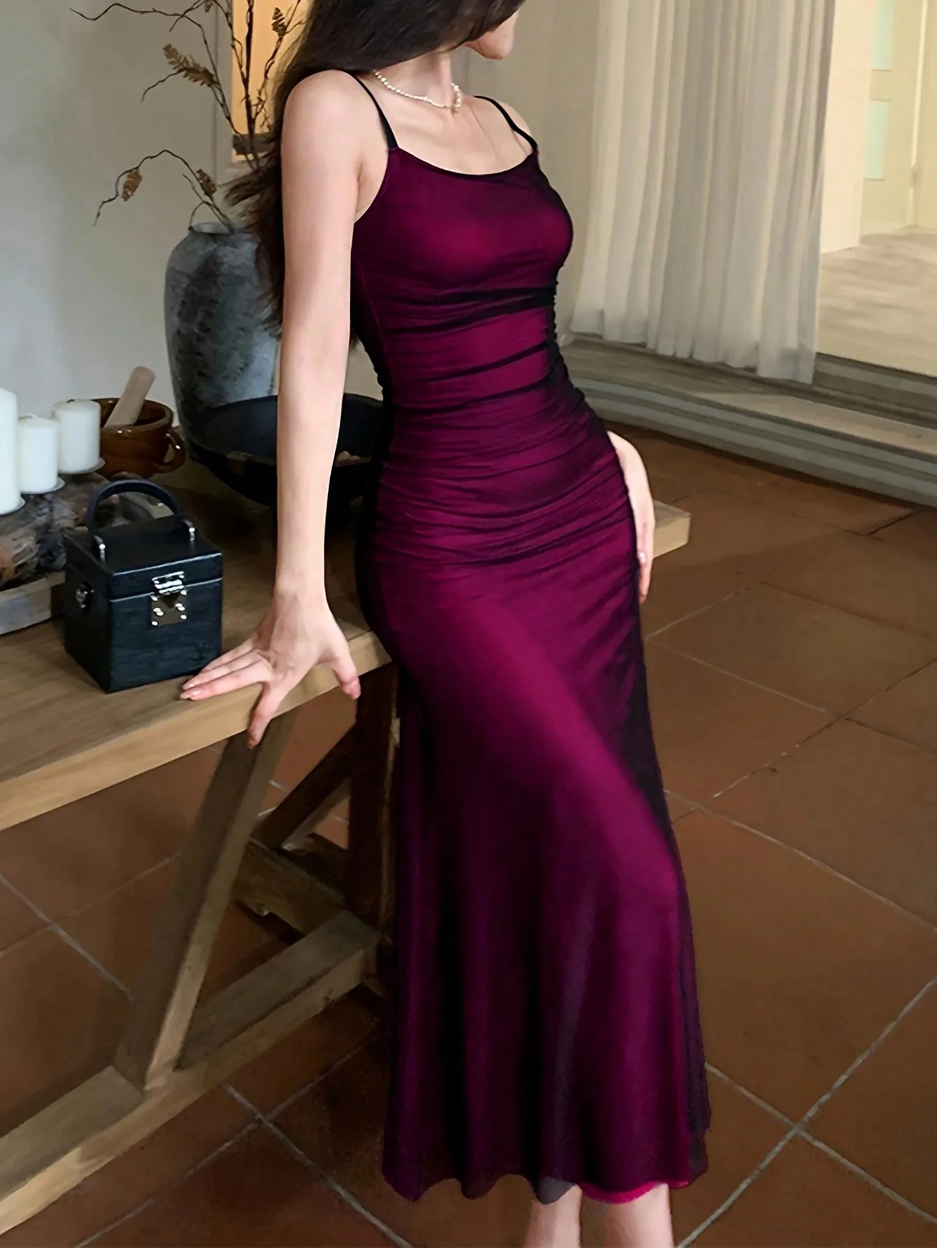 Rotes, transparentes Mesh-Slip-Kleid mit Spaghettiträgern, figurbetonte Silhouette