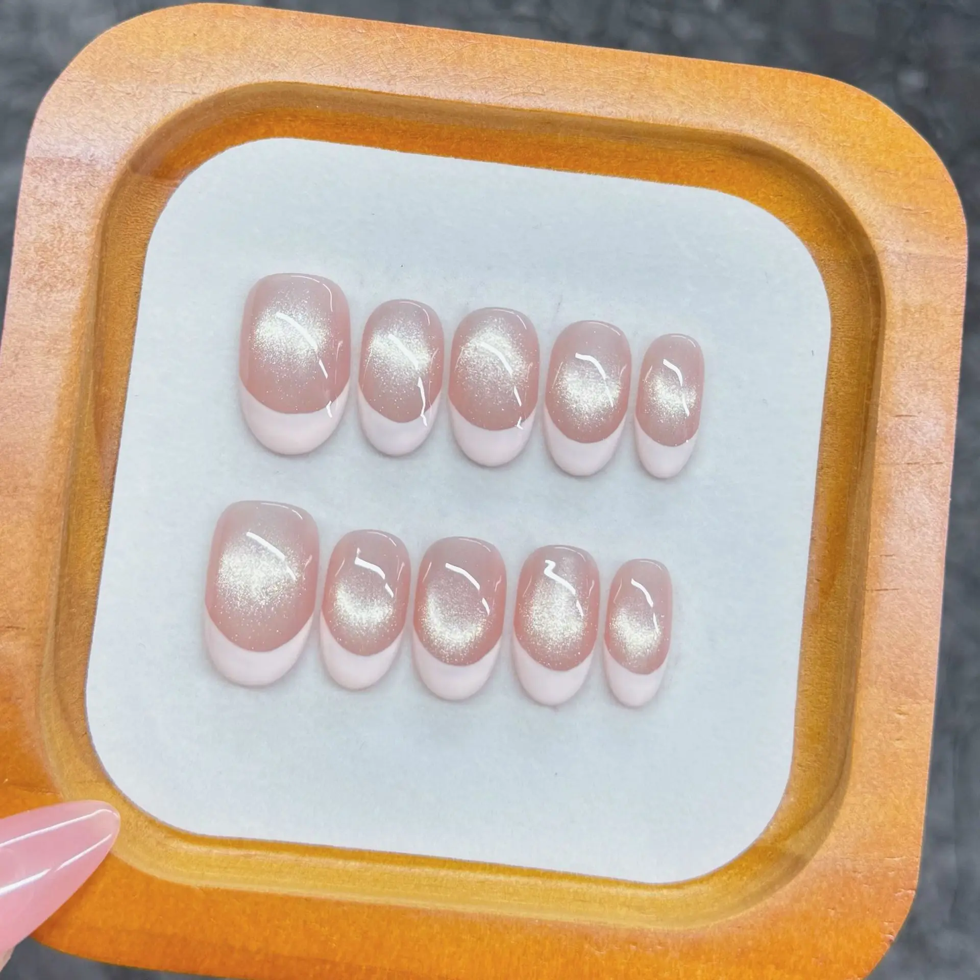 10個入り ピンクアーモンドフレンチマニキュアネイルアートセット - キャッツアイデザインの光沢のあるシンプルでエレガントな外観、ナチュラルでスタイリッシュなルックに最適