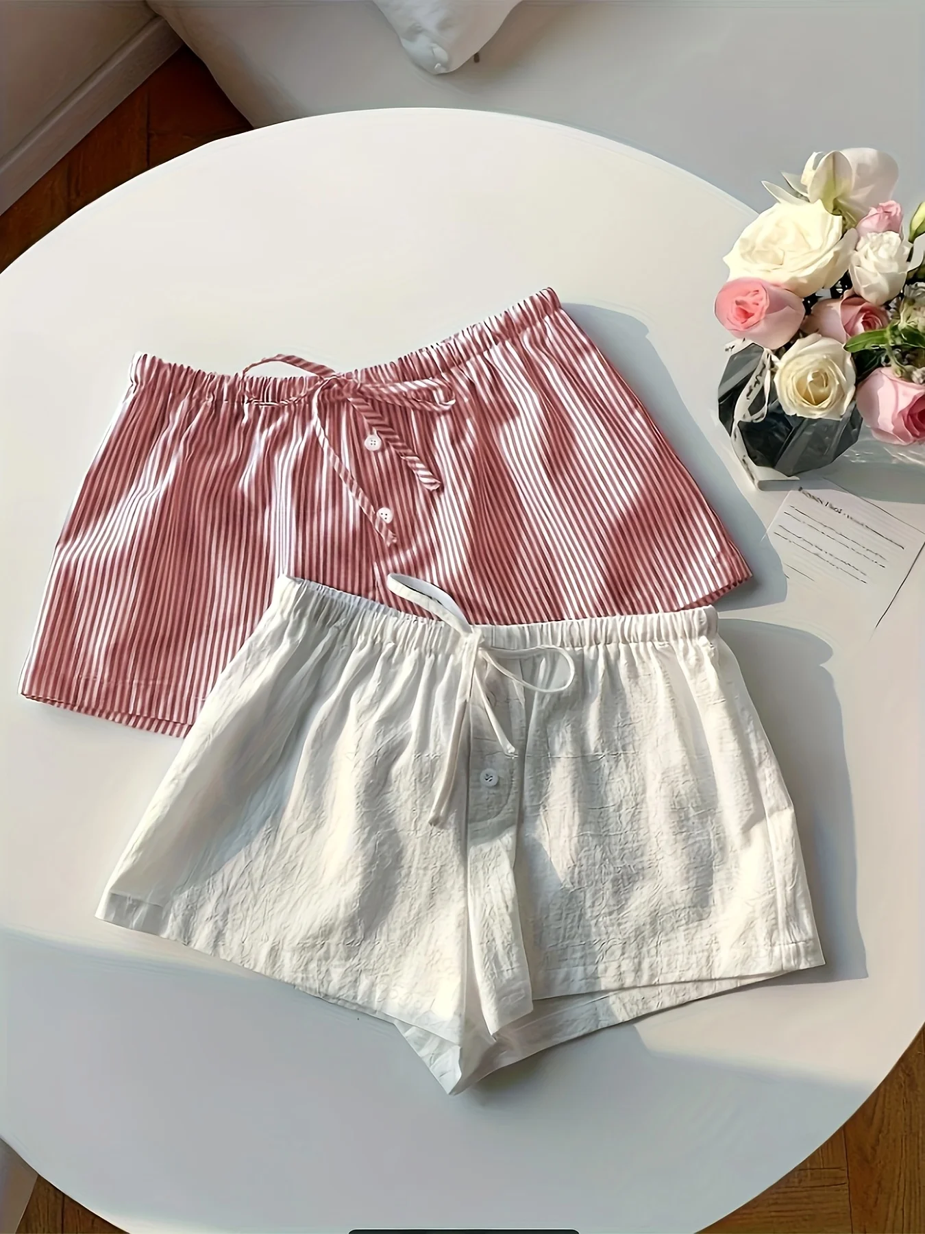 

Комплект из двух предметов: женские шорты с завязками, в полоску и однотонные.