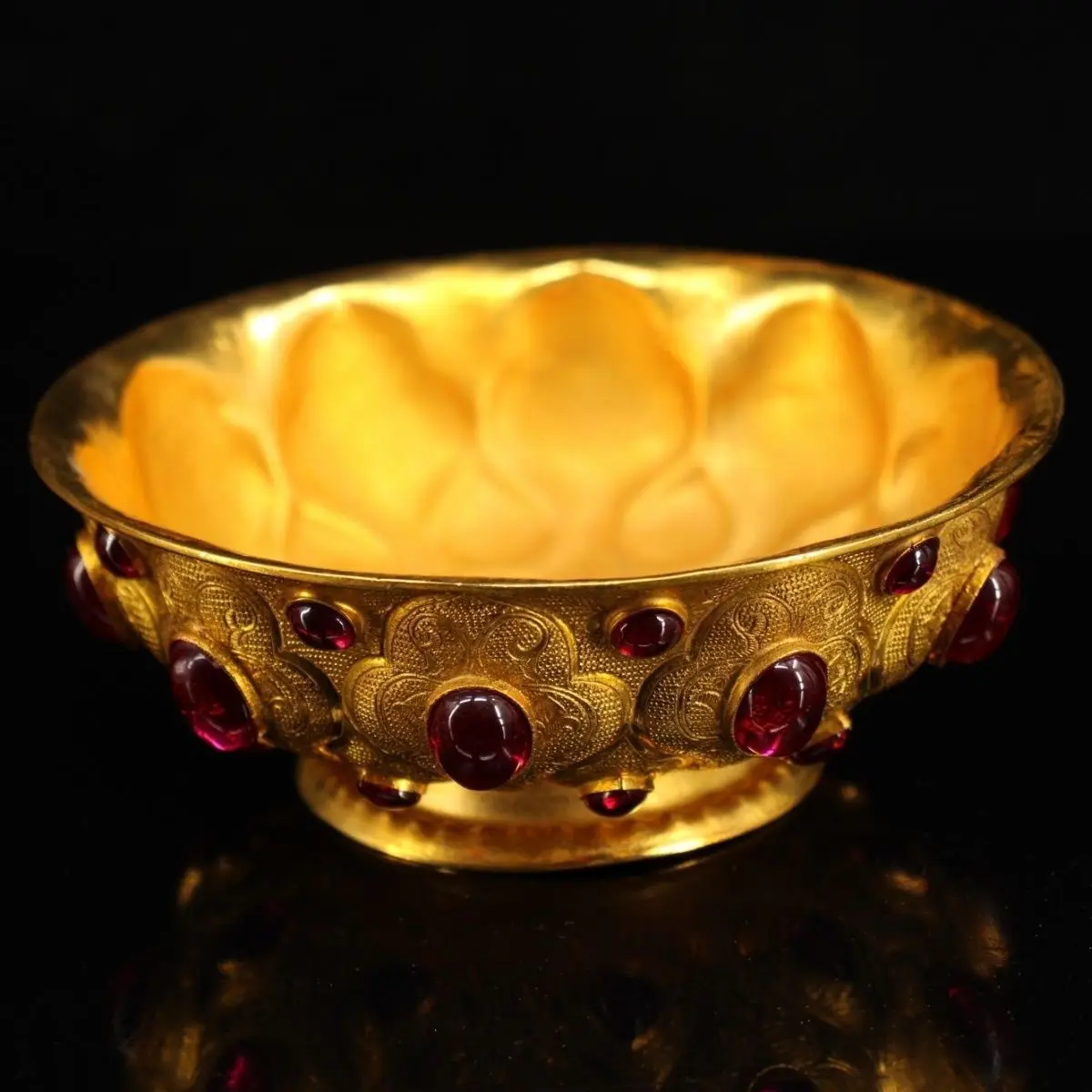 Collection Qing Dynasty royal court inlaid gemstone gilt bowl Weight: 337 grams Height: 5.5cm Width: 13.5cm