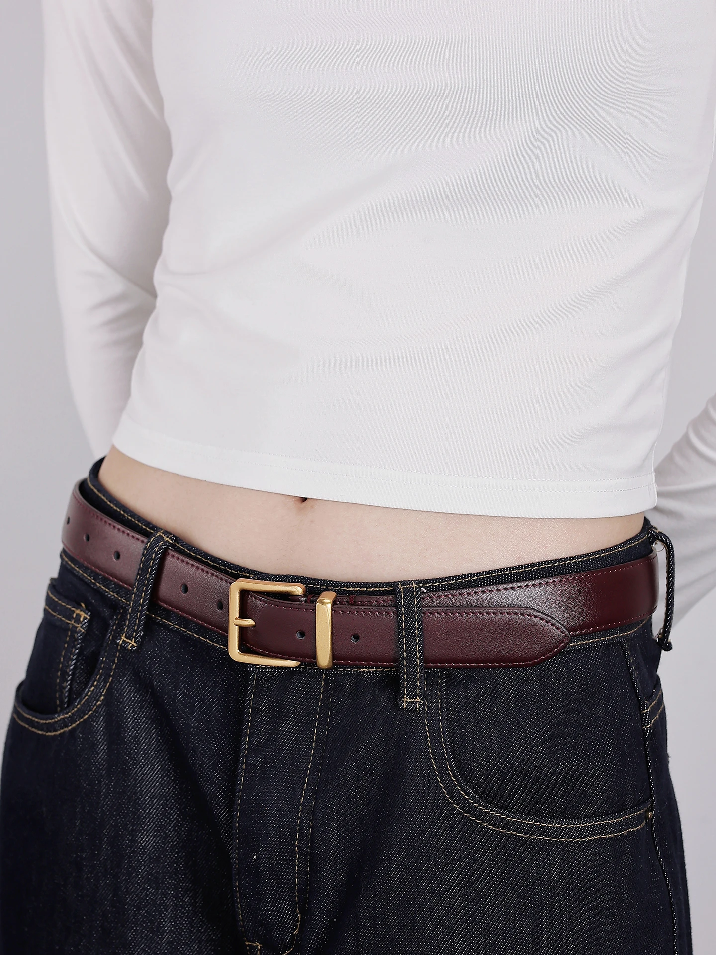 エレガントなミニマリストゴールデンバックルレザーベルト女性の通勤ファッション高級感のある赤いウエストベルト知的な雰囲気