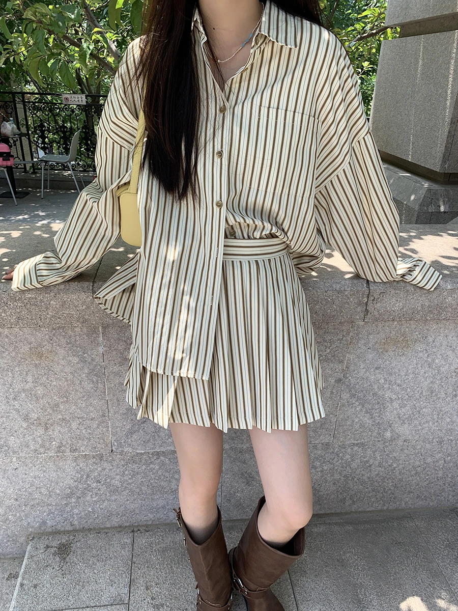 

Весна 2026: Новая женская рубашка в полоску с длинным рукавом, в корейском стиле, прямого кроя, для повседневной носки, с модным дизайном в стиле Lazy Fashion.