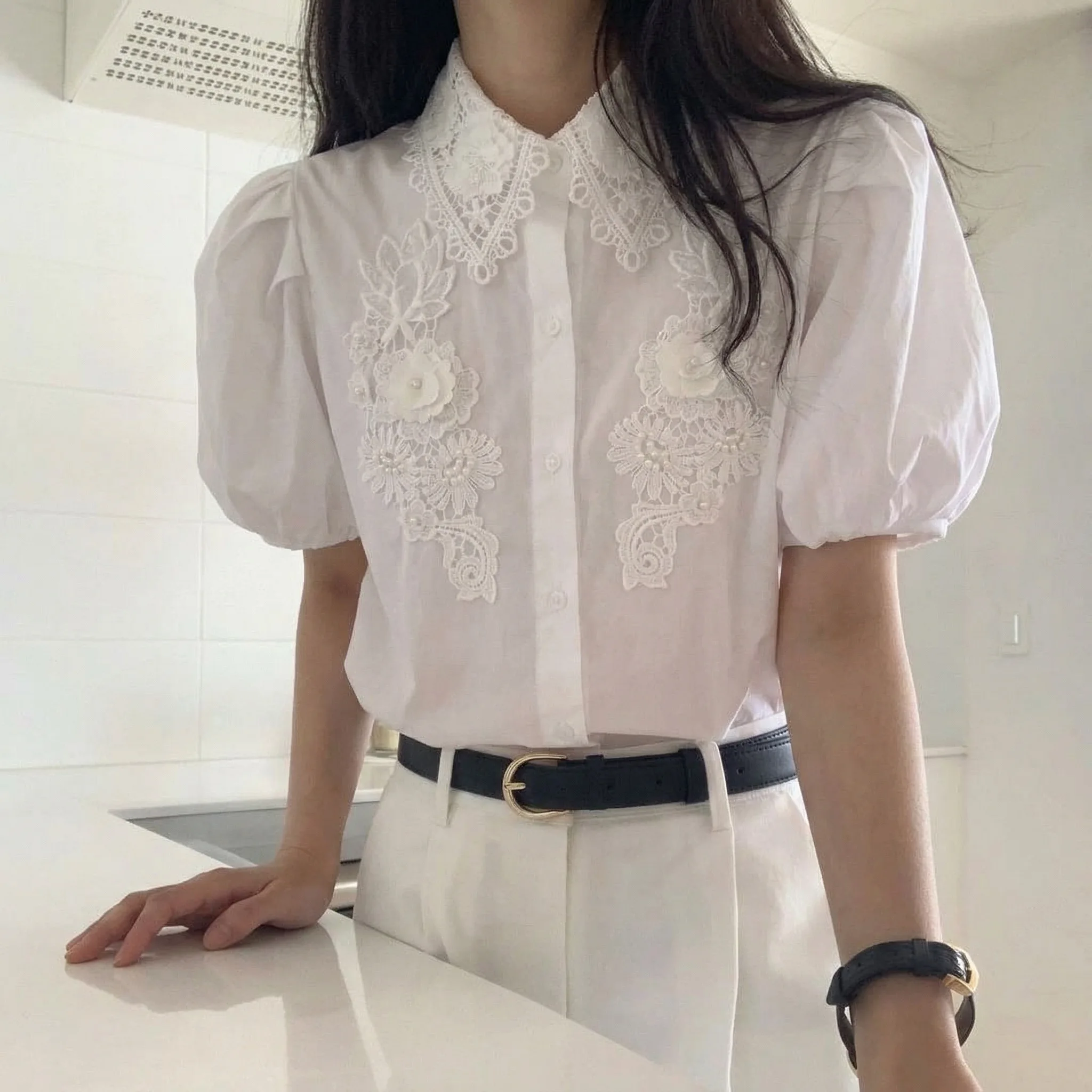 

Шикарная летняя женская блузка в корейском стиле с одним пуговицей, рюшами на воротнике, свободного кроя, универсальная, с вышивкой, цветочным узором и короткими рукавами-фонариками