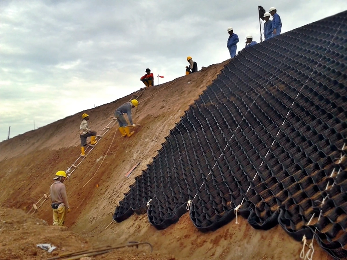 Geogrid Geocel per finitrice Geocell a nido d'ape HDPE ad alta resistenza per la protezione della pendenza Retainisci la costruzione stradale della parete