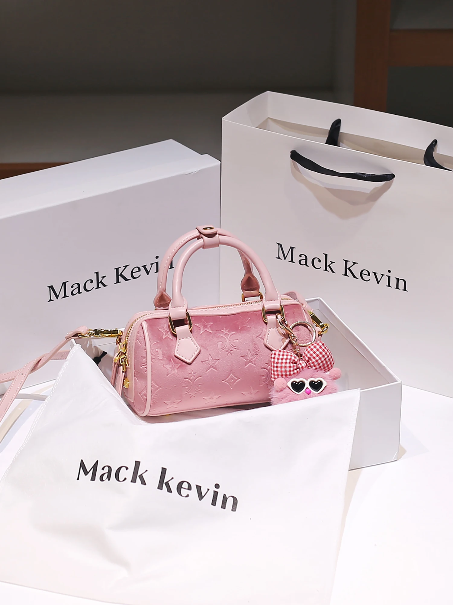 

Симпатичная и новая модная ручная сумка Boston с прекрасной подвеской. 2025 популярная и портативная сумка через плечо для ежедневного использования.