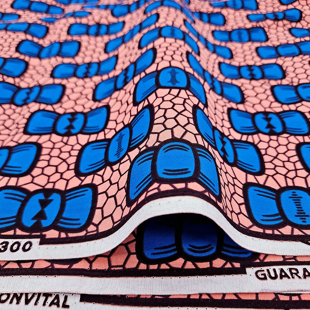 Tkanina Ankara z motywem świątecznym, wzór kokardek, drukowana na wosku Hollandais, do dekoracji wnętrz i rękodzieła.