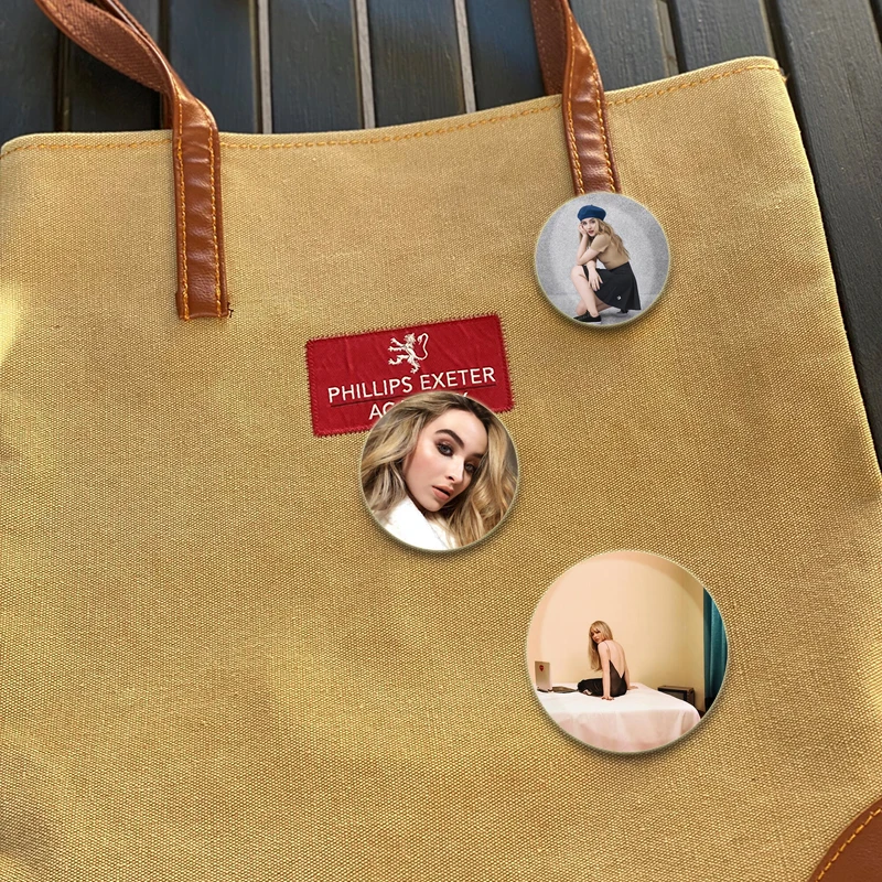 32/44/58mm Hot American Singer sabra artist Carpenter spilla fatta a mano distintivo del fumetto sullo zaino accessori per gioielli regali