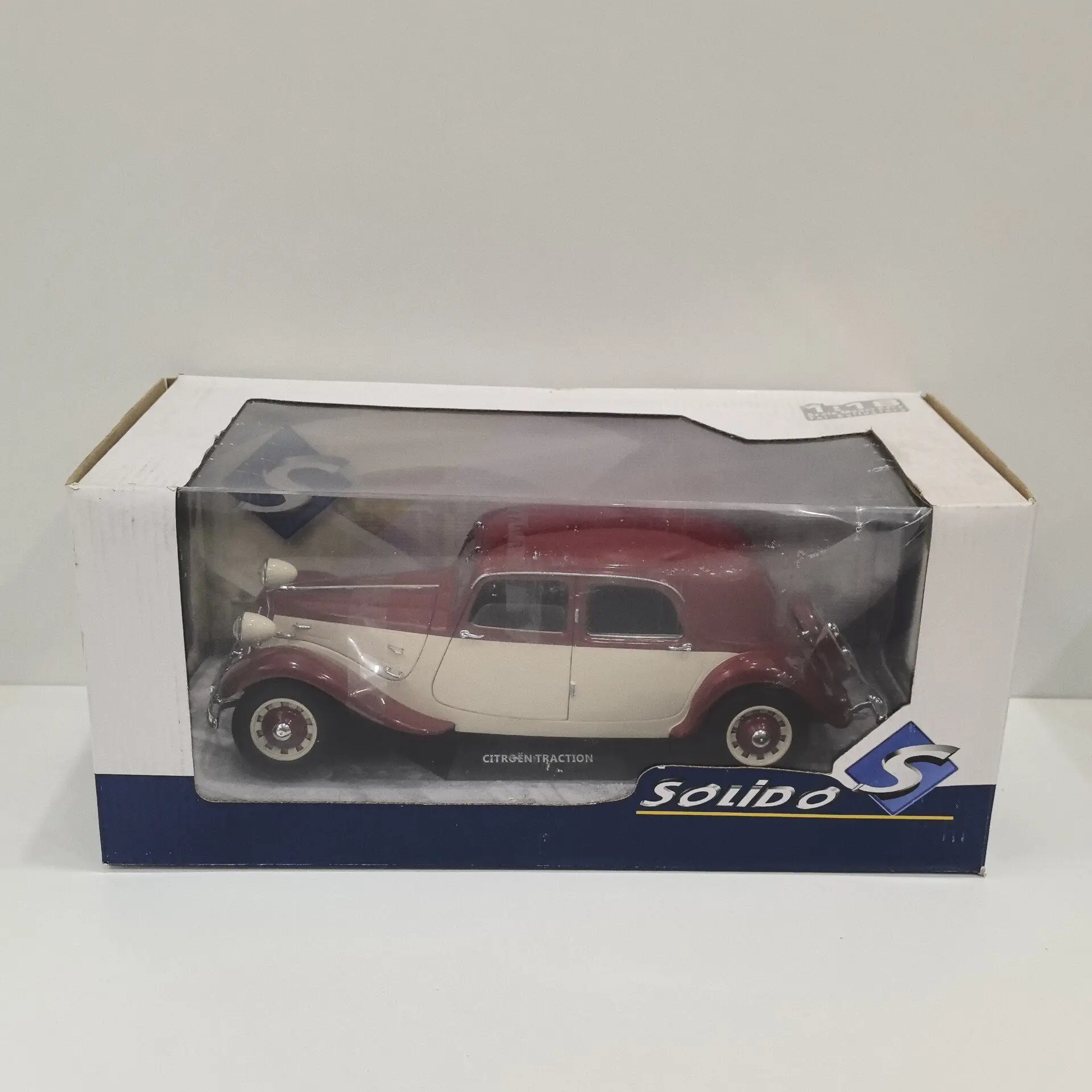 

Diecast SOLIDO 1/18 Scale CITROEN TRACTION Q6D2 Alloy Car Model
