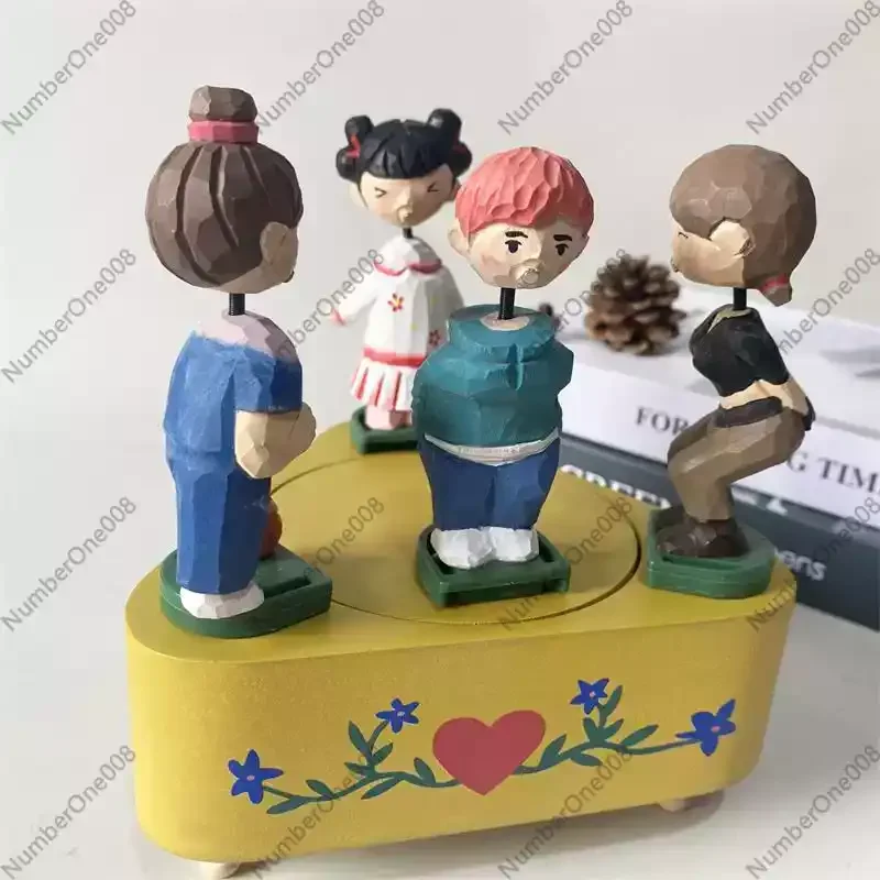 

Музыкальная шкатулка из массива дерева с гравировкой, электрическая вращающаяся колонка, креативный подарок на день рождения, украшение в виде поцелуя