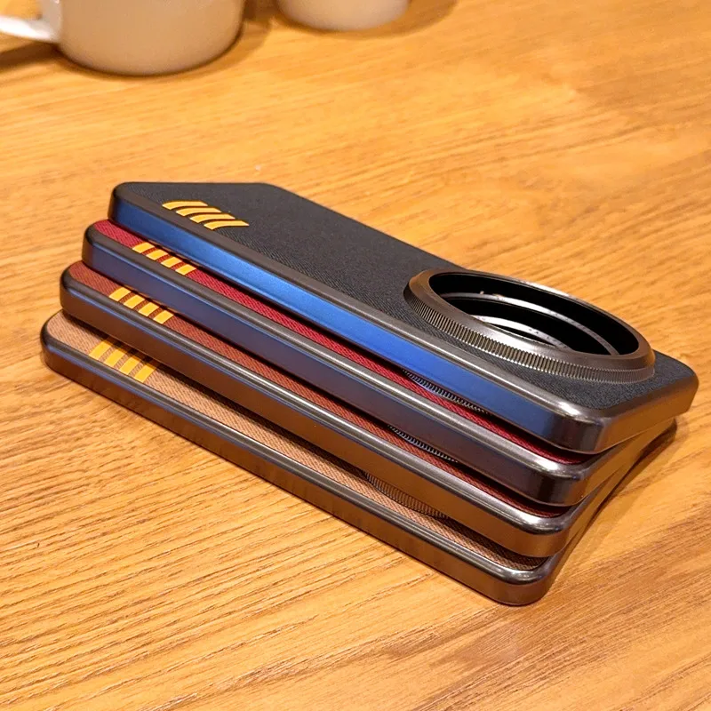 حافظة لهاتف Xiaomi 15 Ultra بتصميم كلاسيكي ناعم الملمس من القماش بإطار معدني مرتفع وعدسة الكاميرا وغطاء فضي بألوان متباينة