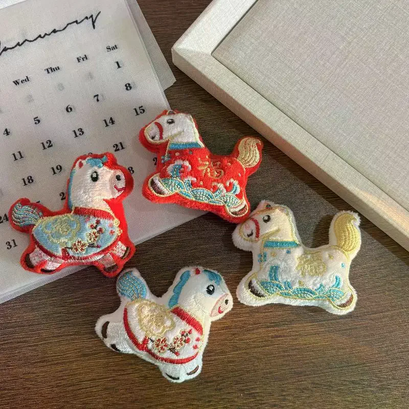 Leuke cartoon pluche pony hanger sleutelhanger Kawaii pluche paard broche rugzak decoratie hanger accessoires nieuwjaarscadeau