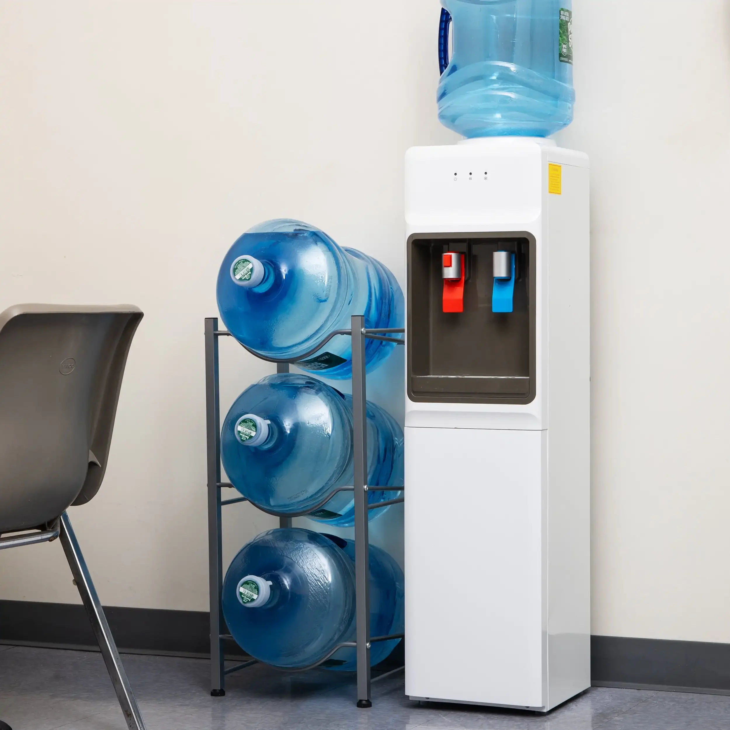 Suporte para jarras de água, comporta três jarros de 5 galões, metal, 13,5"C x 13,5"L x 28,75"H, prata