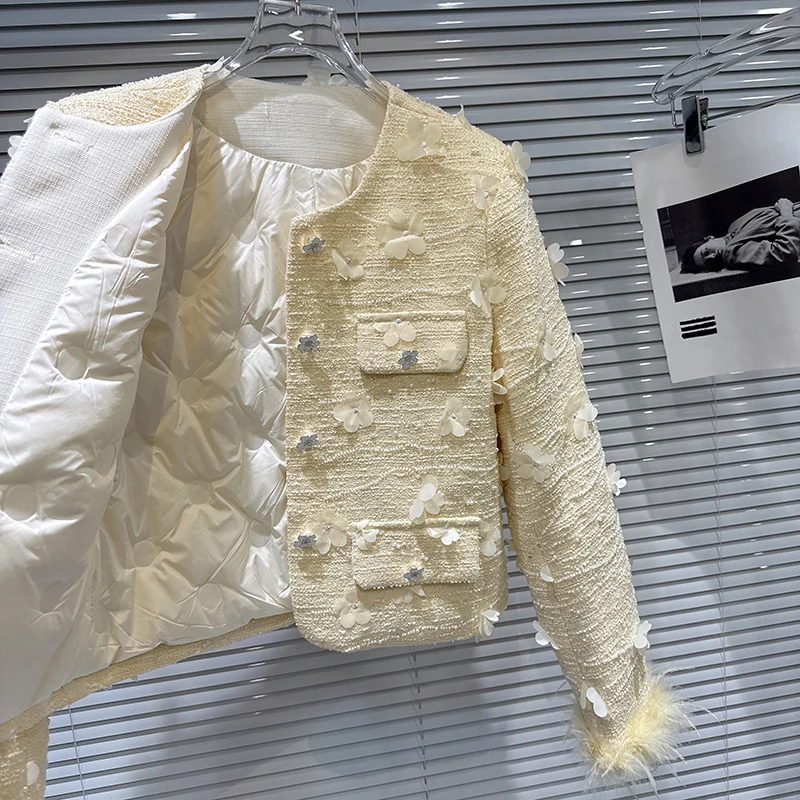 معطف شتوي جديد لعام 2025 بتصميم عطري صغير ثلاثي الأبعاد بأكمام ريشة على شكل زهرة وبطانة سفلية معطف قصير للنساء #5