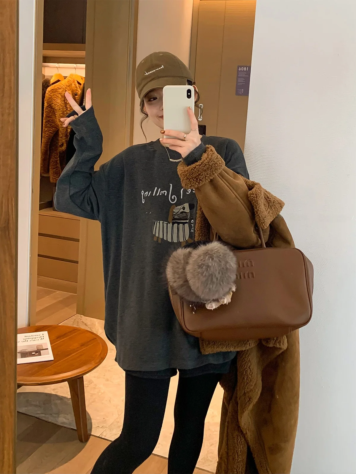 

Love Devil Fi ey Long Sve round Ne Letter Cartoon T-irt Women's Loose Age-defng Winter New Sle Commute Sle