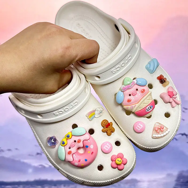 Neue Sanrio Crayon Shin-chan Schuhe Zubehör Kawaii Anime Charakter für Frauen Cartoon Schuh Charms Dekoration Schuhe Blume Geschenke