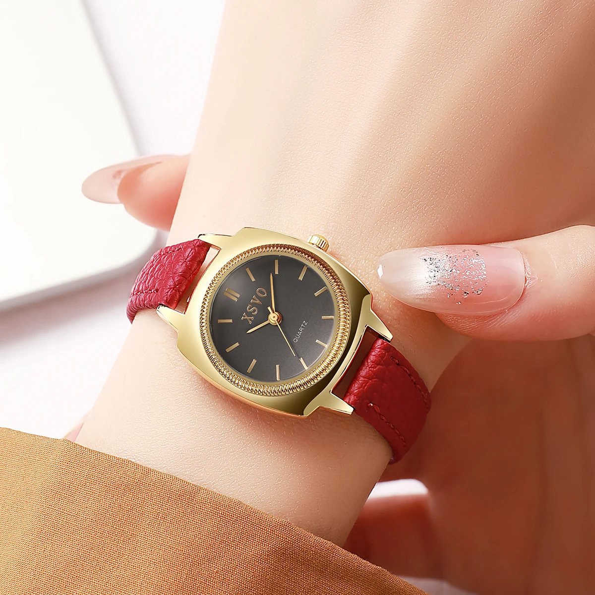 ساعة كوارتز عصرية وأنيقة فاخرة بمينا دائري وحزام جلدي للنساء، مناسبة للارتداء اليومي، هدية عيد الميلاد #1