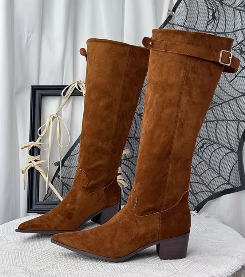 

Теплые ретро-сапоги до колена из каштанового замша с острым носком, на низком каблуке, с пряжкой и молнией сзади, женские ковбойские сапоги