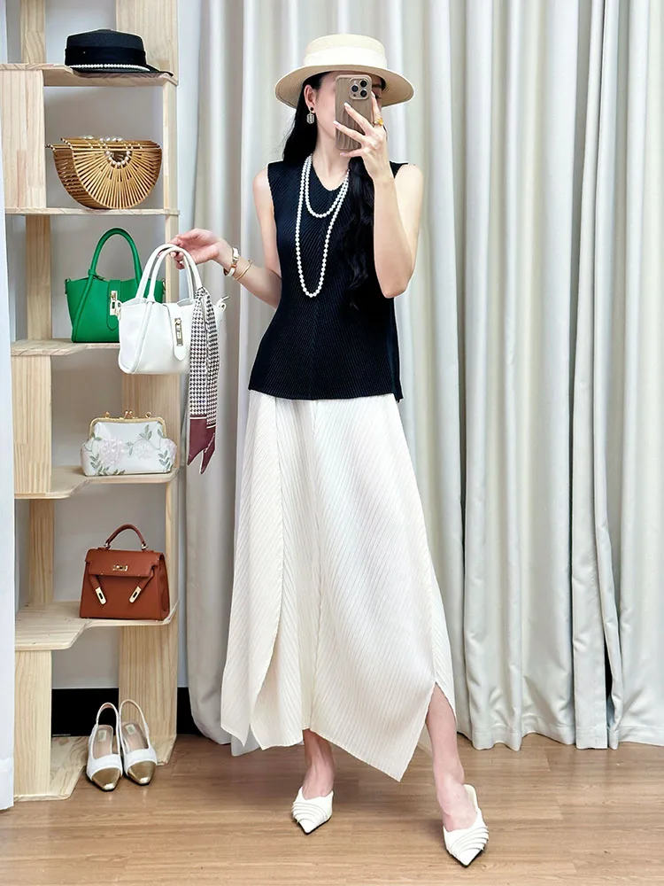 

Black Summer Casual Slimming Two-Piece Set with Pleated Flower Bud Skirt And Sleeveless Top by Sanza Artistic round Neck Over...