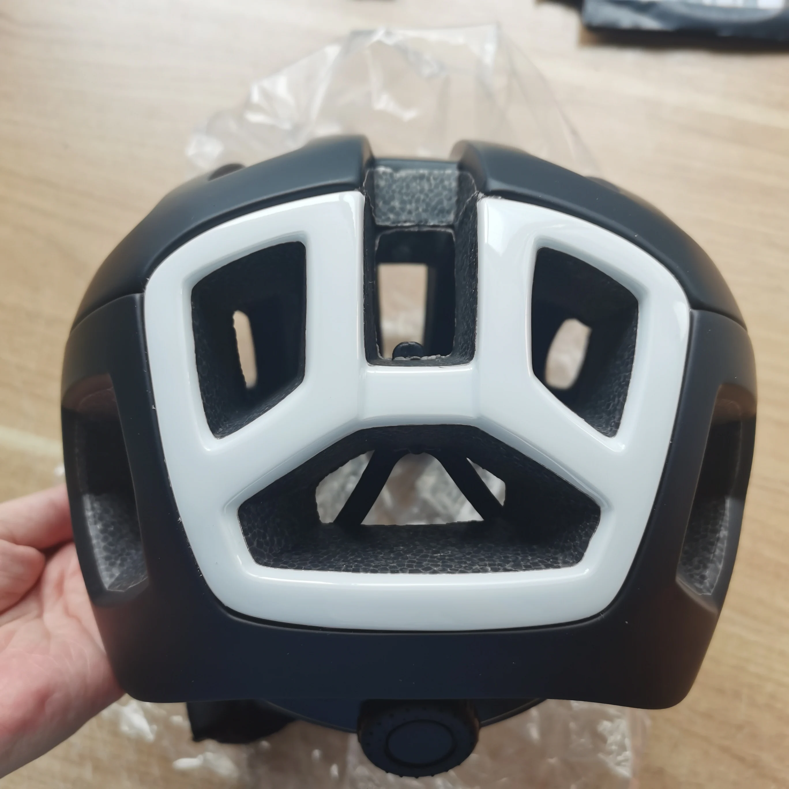 Ultralight Cycling Helmet Men Women Riding Intergrally-molded Mtb Air Bicycle Helmet EPS Road Bike 54-60cm Capacete Ciclismo