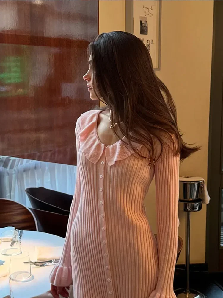 เดรสยาวถักนิตติ้งสีชมพูแฟชั่น แต่งระบาย คอวี แขนยาวทรงบาน กระดุมแถวเดียว ทรงเข้ารูป สำหรับผู้หญิง ฤดูใบไม้ร่วง