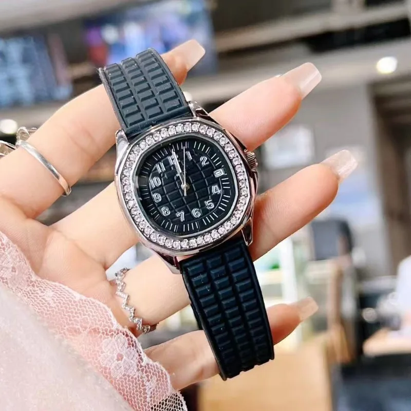 ​ ​ 2025 ساعة كوارتز نسائية سوار فولاذي غير قابل للصدأ كريستال الياقوت مقاوم للماء تقويم مضيء ساعة عصرية كاجوال للأعمال