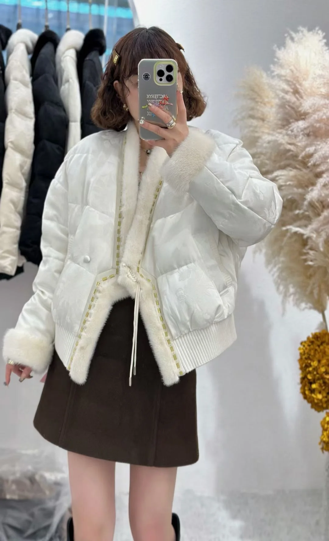 

Модная женская зимняя куртка-пуховик 2023 года: свободный крой, теплая, с наполнителем из белого гусиного пуха, стильный меховой воротник