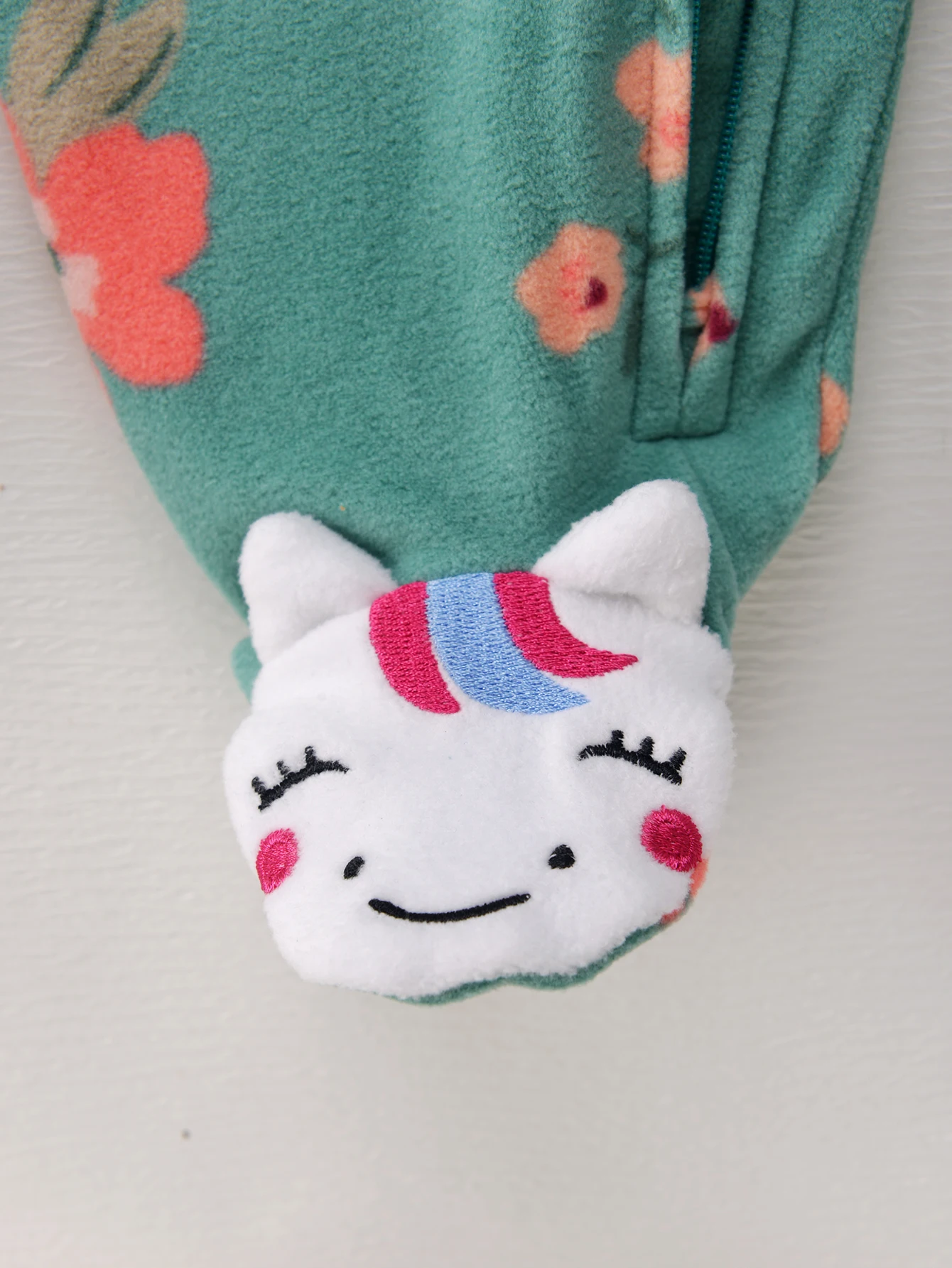Baby-Mädchen Strampler aus Polarfleece mit Stern-, Blumen- und Tupfenmuster, Cartoon-Stickerei, Füße, Zwei-Wege-Reißverschluss, Warmer Einteiler für Herbst und Winter – Detail 10