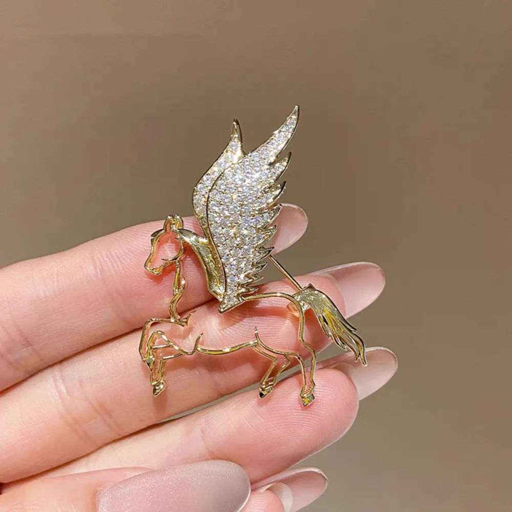 Exquisite Luxury Shiny Micro-inlay Zircon Hollowed-out Galloping Pegasus Brooch for Men Women Dream As A Horse Jewelry Pin Gift