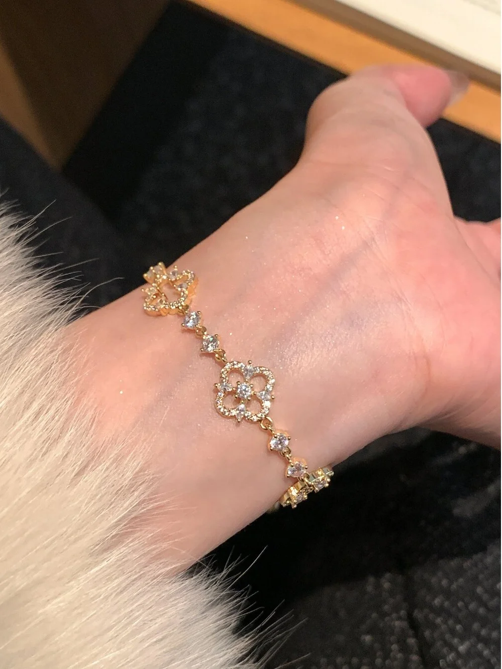 victoria-vh-jie-hollow-four-le-bracelet-floral-diamond-luxury-ele-women's-fine-jewelry-faionable-accory