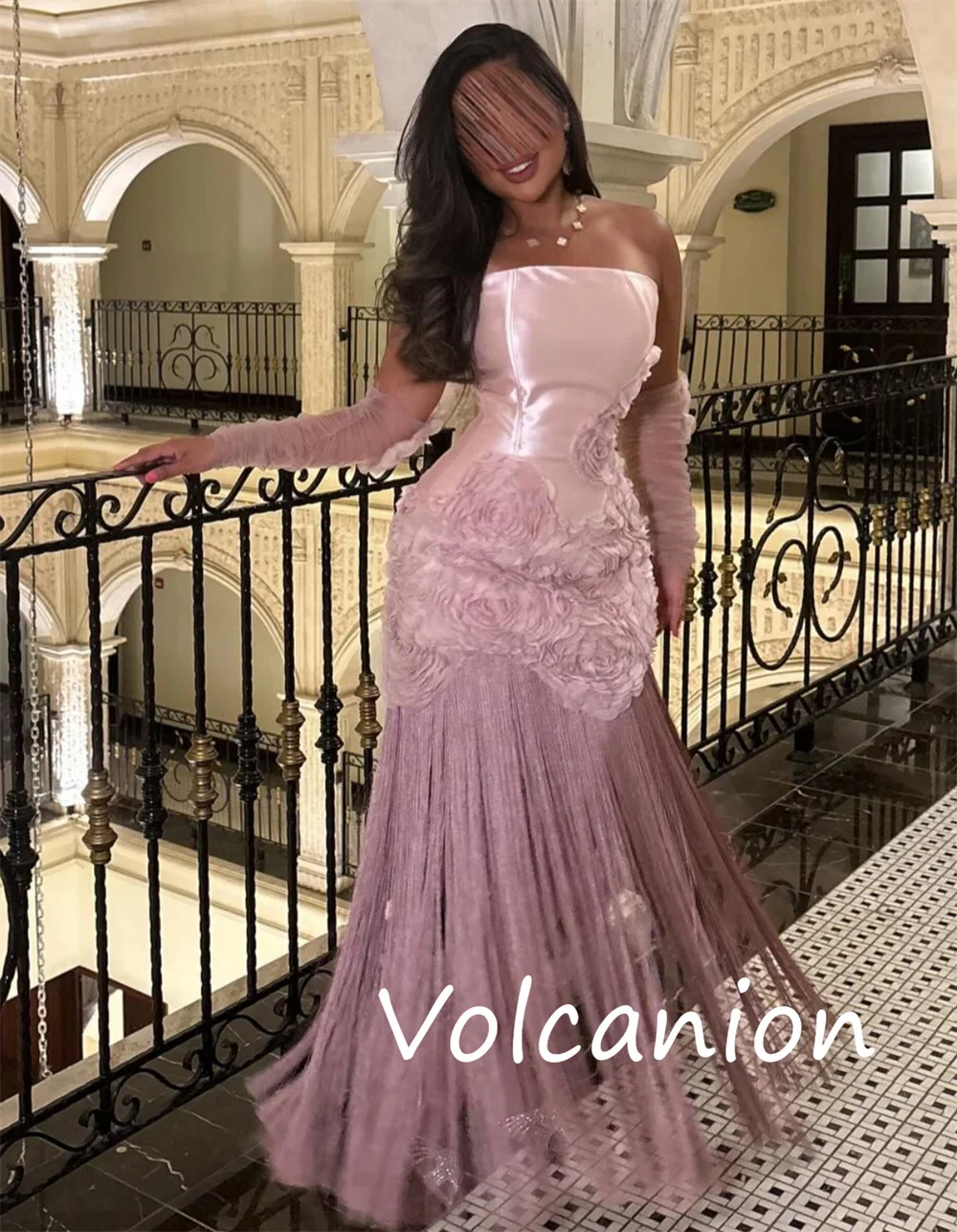 Aangepaste moderne stijl charmeuse bloem kwastje A-lijn strapless midi-jurken op maat gemaakte gelegenheidsmode