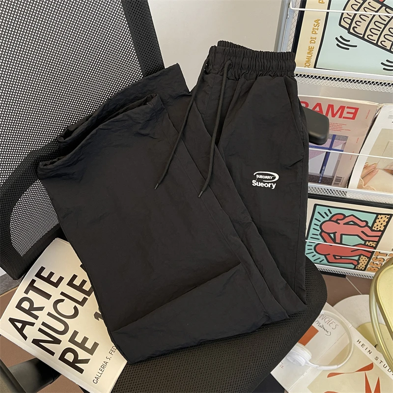 

Спортивные повседневные брюки в американском стиле ретро, мужские летние тонкие свободные брюки из ледяного шелка, прямые спортивные штаны на шнуровке, молодежная повседневная одежда