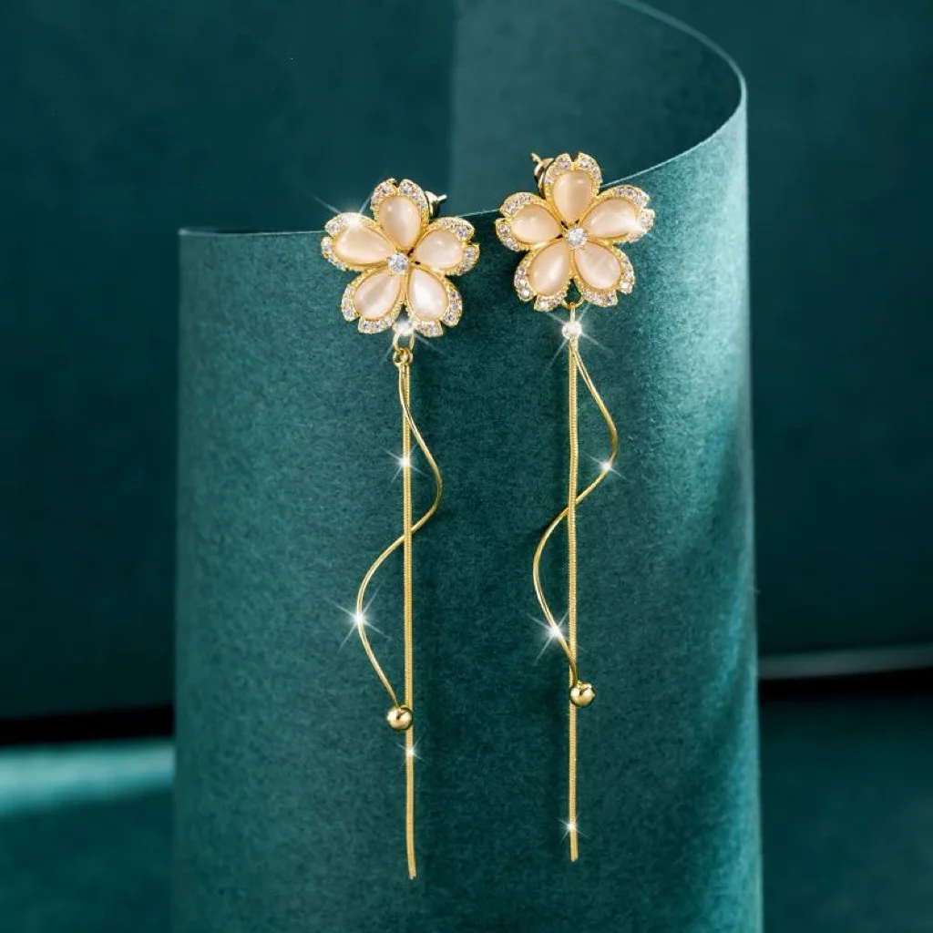 Exquisitely designed zircon butterfly flower earrings, making the face look slimmer. Flowing pendant-style women's earrings.