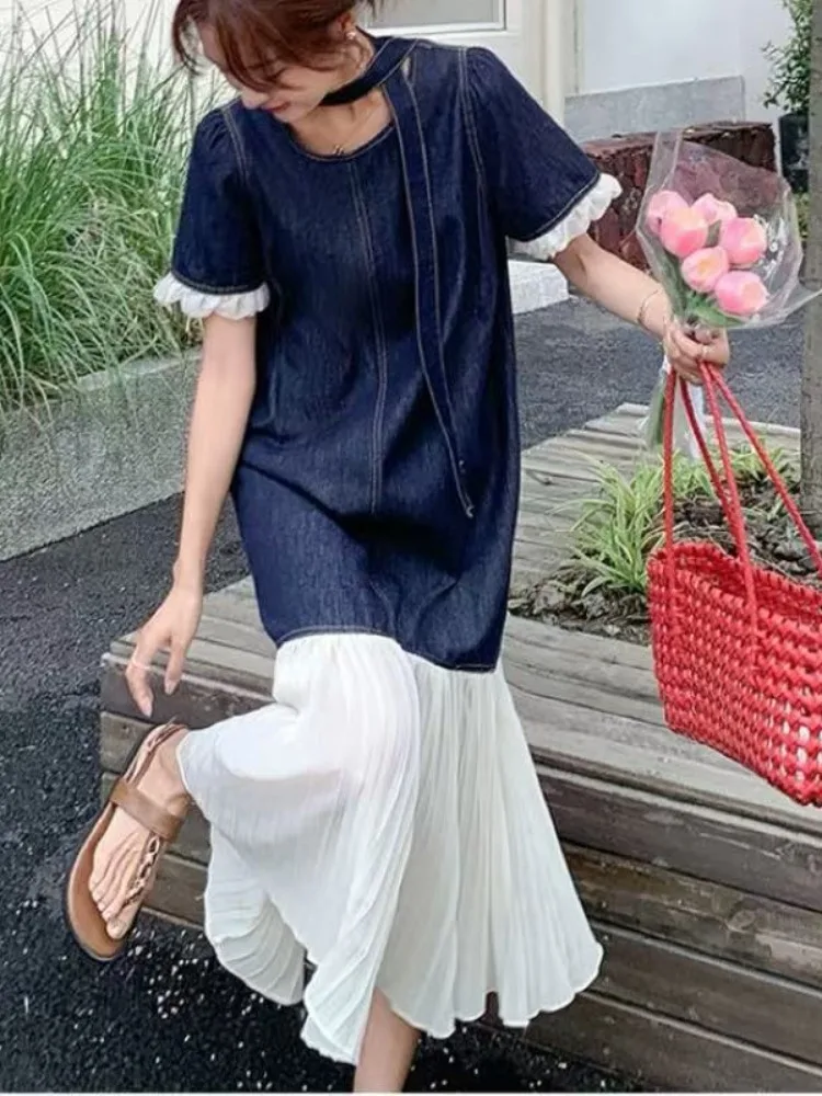 

Летнее женское джинсовое платье-фасон H-образной формы, свободного кроя, с эффектом стройности, с цветными вставками и круглым вырезом