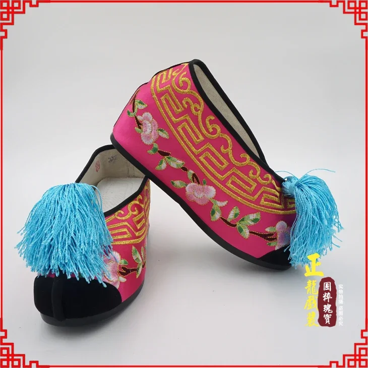 Chaussures brodées pour artistes de drame classique chinois, chaussures à talons hauts dans un costume Tsing Yi avec pompon, chaussures brodées anciennes de chine