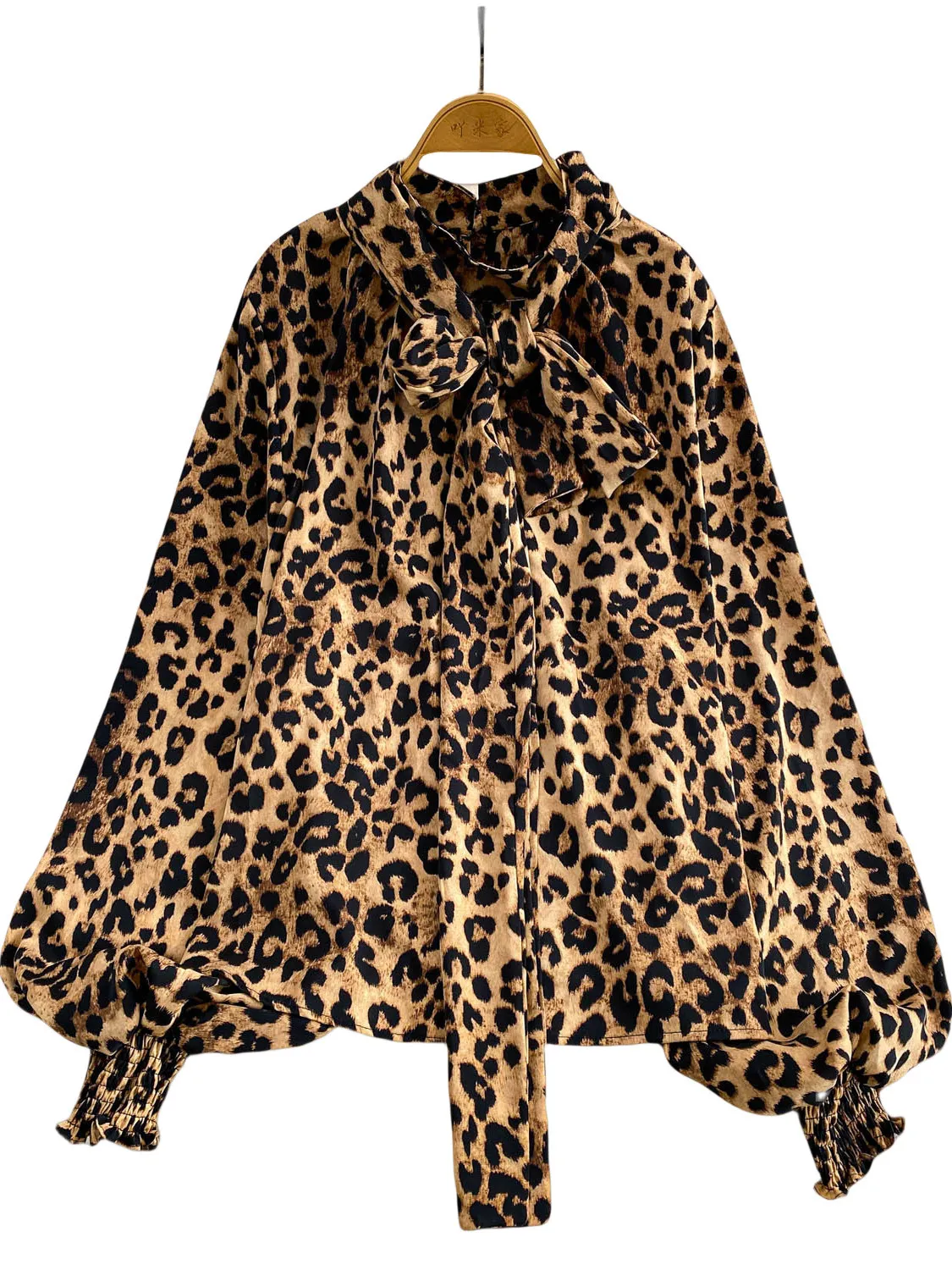 เสื้อท็อปพิมพ์ลายเสือดาวทรงหลวมสไตล์ลำลองสำหรับผู้หญิง รุ่น Ele Bowtie V-ne Lantern Sve  น้ำหนักเบา เหมาะสำหรับฤดูใบไม้ร่วง แฟชั่นทันสมัย