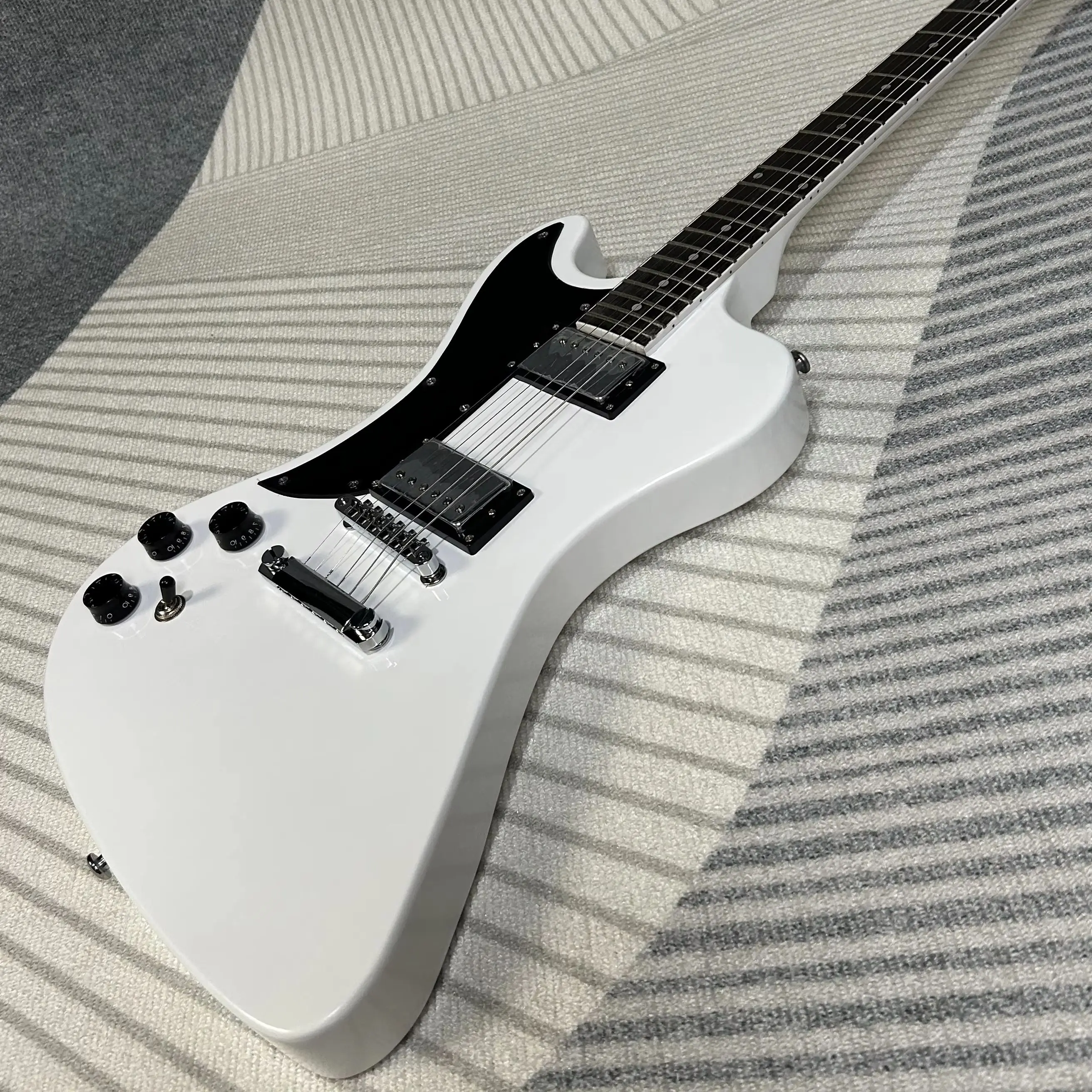 

White Electric Guitar Rosewood Fretboard Mahogany Body 22 Frets