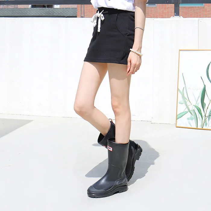 2025 New Mid Length Women's Boots Lightweight Fashionable Waterproof Anti Slip Wear-resistant Rubber Shoes for Wearing Outside