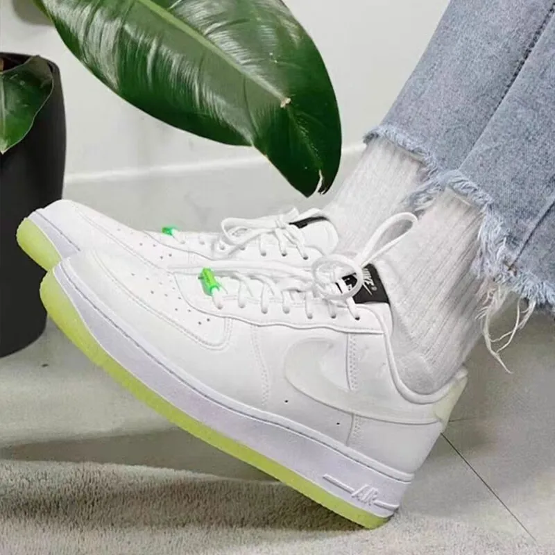 Nike Air Force 1 07 sepatu papan pria, sepatu kets rendah nyaman kasual berbantalan ringan warna putih hijau