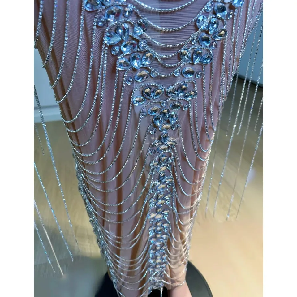 زي أداء الحفلات، رقبة جوز الهند، شرابة معلقة، سلسلة ألماس لامعة، شبكة ضيقة ومثيرة، تنورة طويلة معانقة الورك