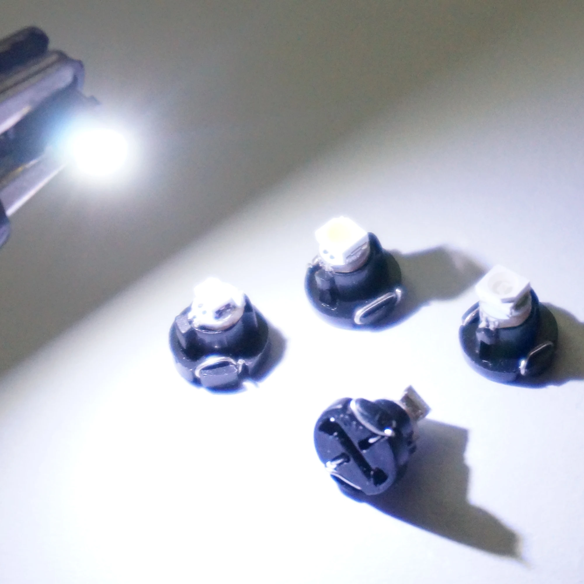20 قطعة T3 T4.2 T4.7 led سيارة Neo إسفين أداة لوحة أضواء قياس لمبة 12 فولت أبيض أحمر أخضر الجليد الأزرق مؤشر السيارة مصباح