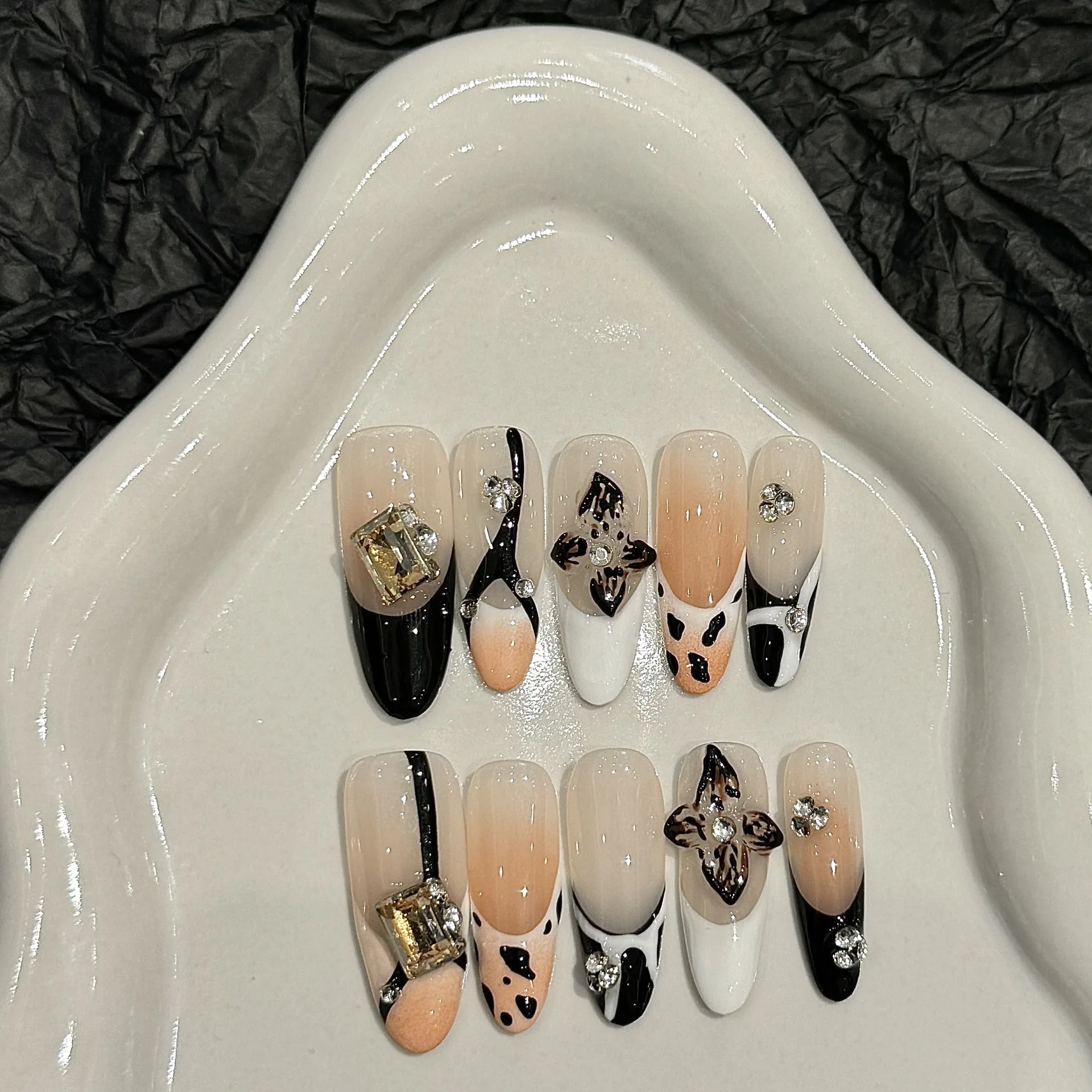 Prensa hecha a mano en uñas acrílicas, decoración de flores de leopardo 3D, uñas postizas degradadas Y2K, uñas postizas francesas negras de almendra y diamante