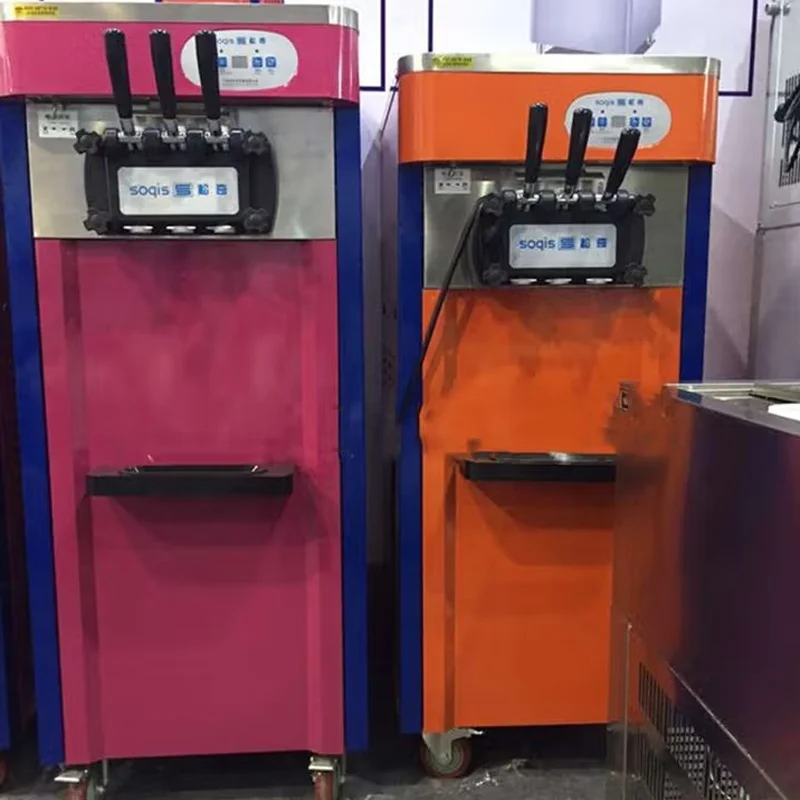 آلة الآيس كريم الناعمة على سطح الطاولة آلة الآيس كريم التجارية ذات ثلاثة رؤوس إنتاج فعال آلة صنع الآيس كريم الناعم