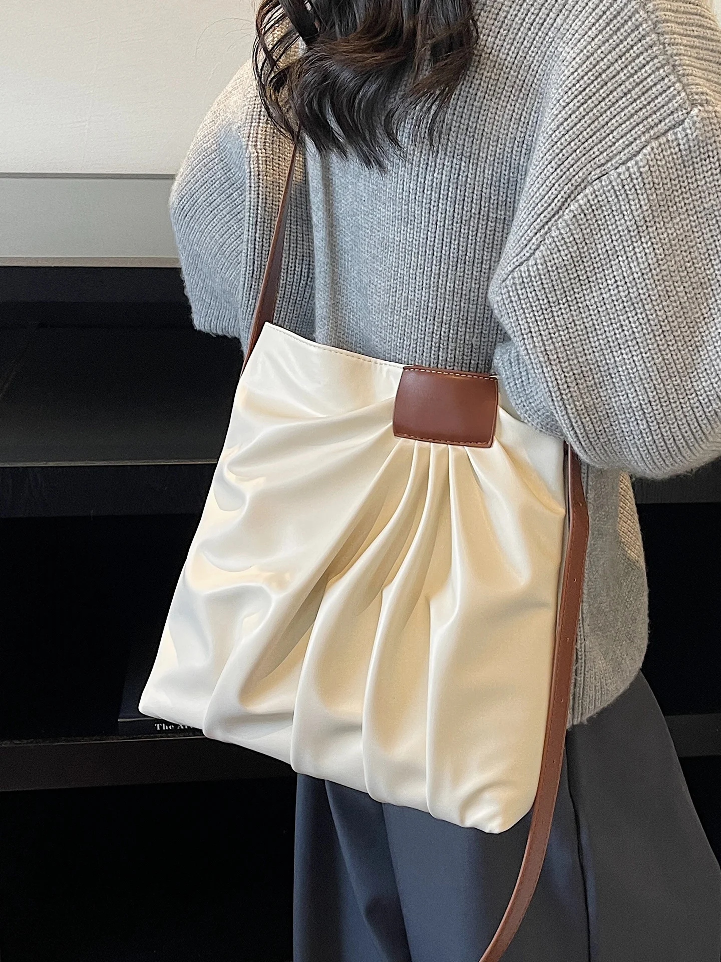 

Large Capaci Ladies oulder Crossbody Soft Leather Folded Tote Bag Commuter Buet Bag Daily Use Lightweight Ladies Bag