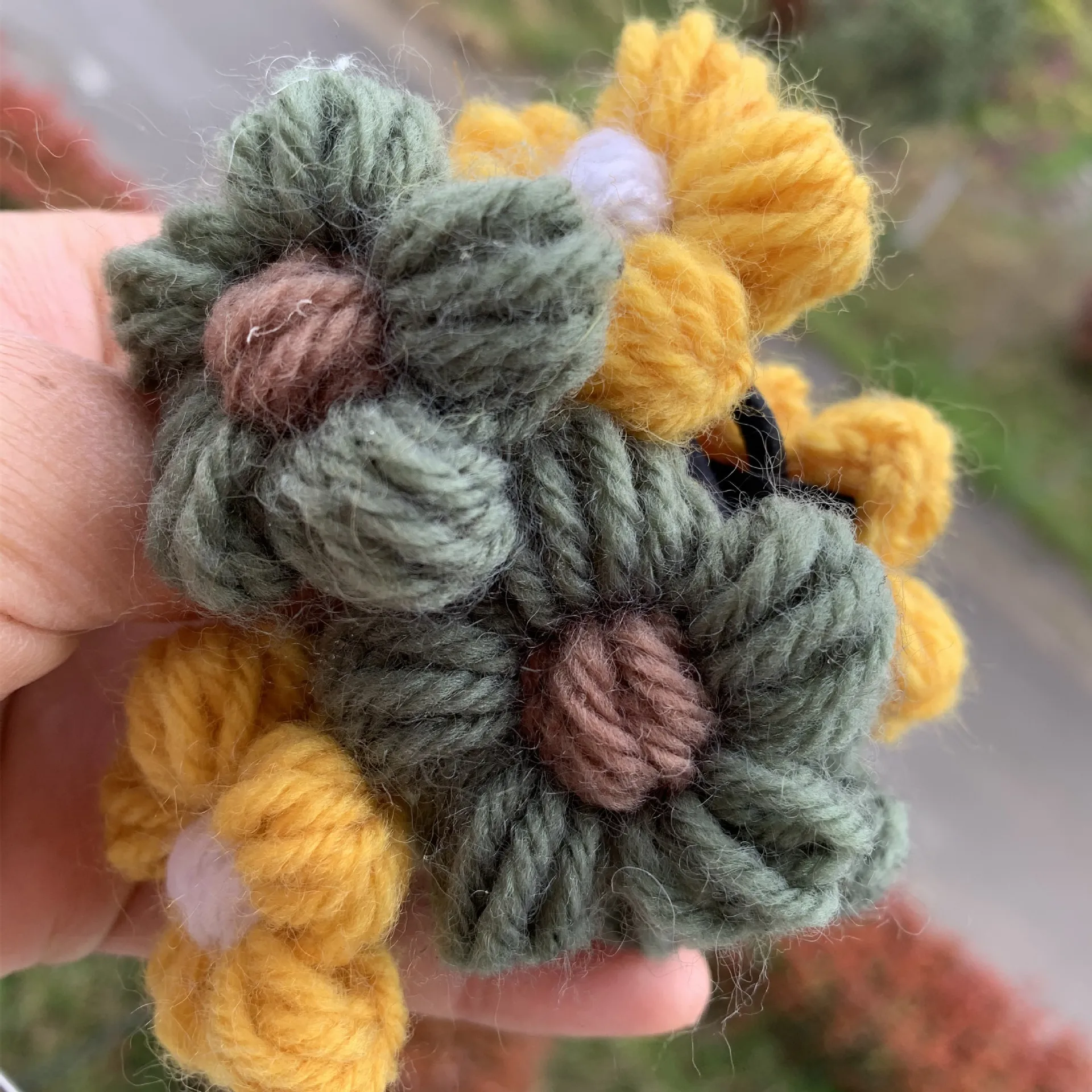 10pcs New Hand-Woven Flower Wool Crochet Yarn Textile Flower Handmade Weeding Flowers Clothing accessories colorful puff flower