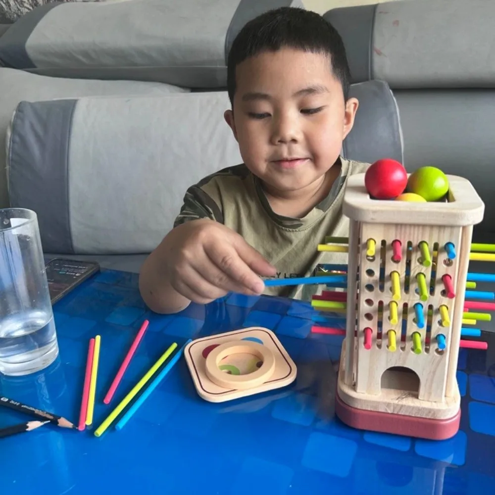 Divertente gioco da tavolo con bastoncini di legno Bastoni colorati Materiale in legno Set di giocattoli con torre di bastoncini di legno Abilità motorie fini Formazione del pensiero