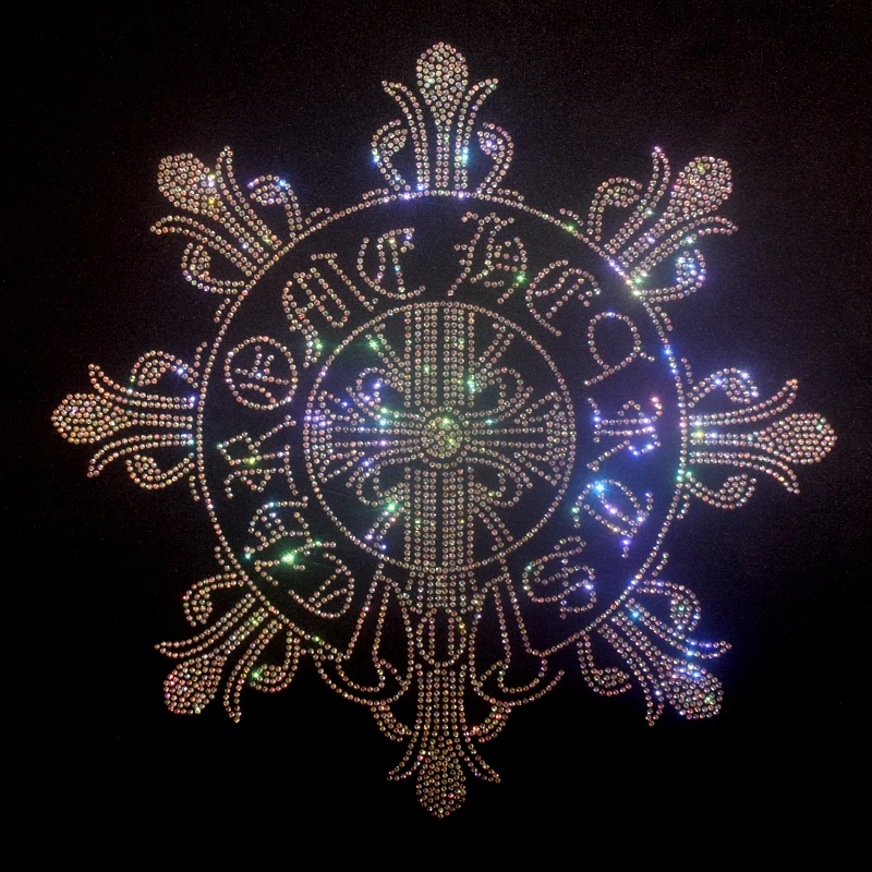 High-quality rhinestone patterns are ironed on the fashionable large patches of sweater, coat and clothing accessories