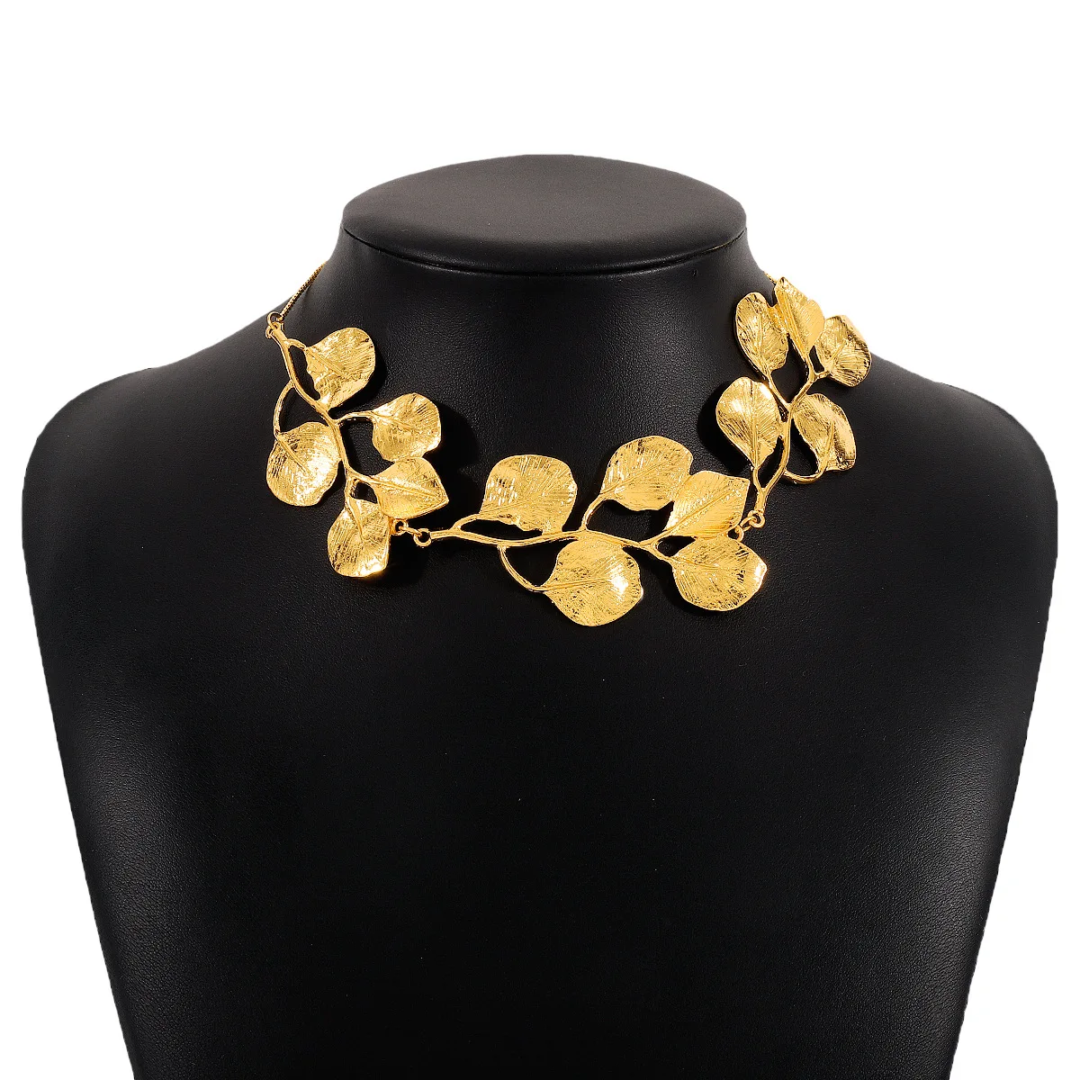 Elegant Design Ginkgo Leaf Chokers Necklace for Women Aesthetic Trend Gold Color Multilayer Blade Collar Banquet Party Jewelry