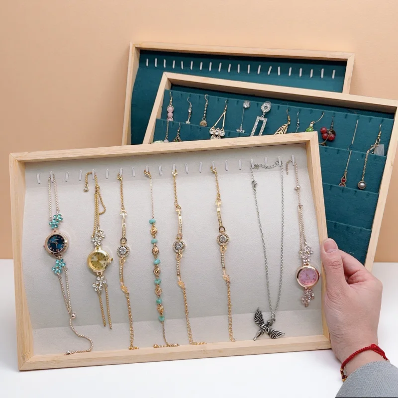 Bambus-Schmucktablett-Organizer mit weicher Matte aus beigem Samt, mehrfacher Halskettenhalter, Präsentationsständer für Halsketten und Armbänder