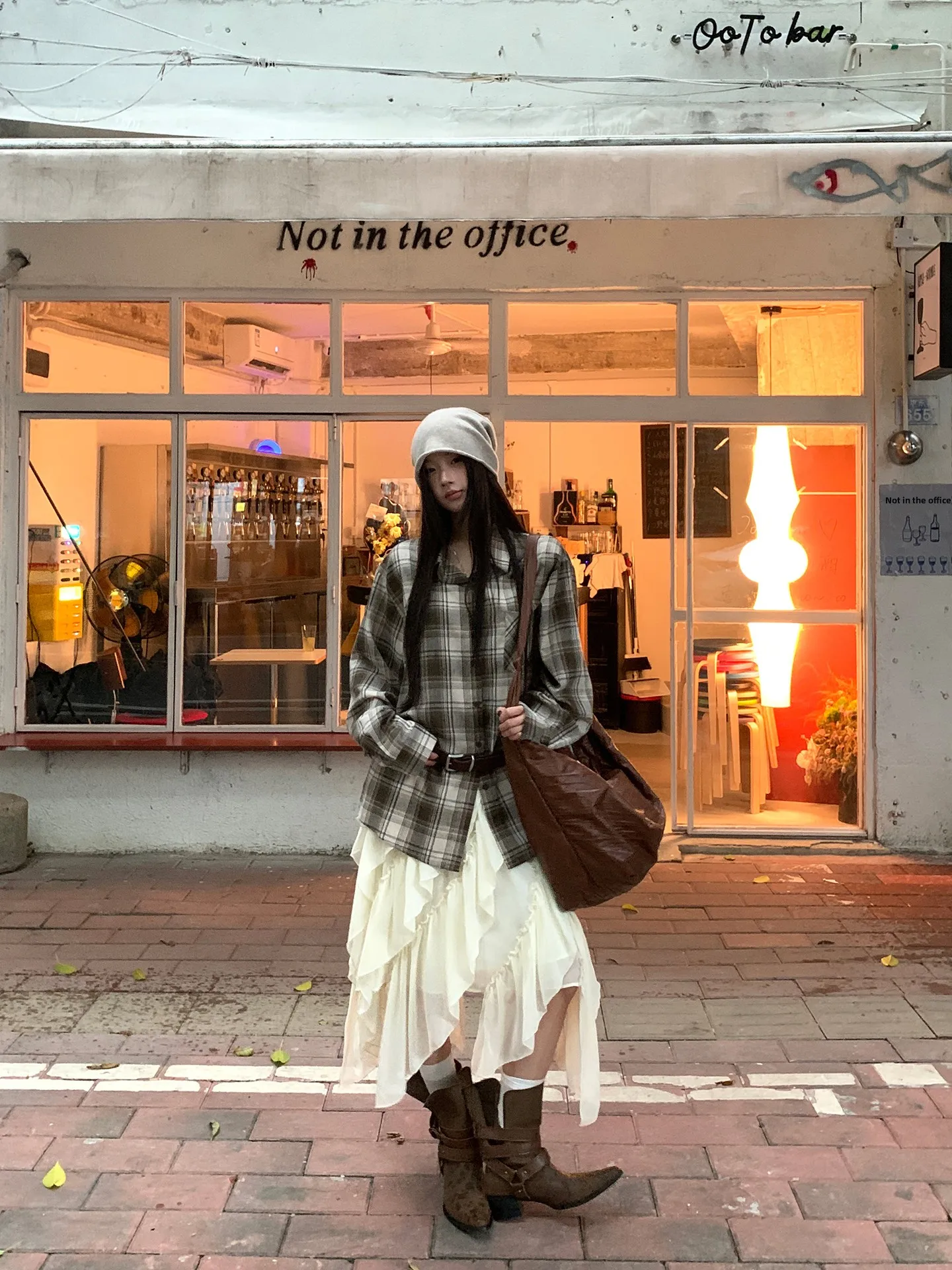 レッドパーソナリティプラザチェック柄シャツ女性初秋2025新しい非常に美しいルーズ長袖コーヒー色の女性のシャツ