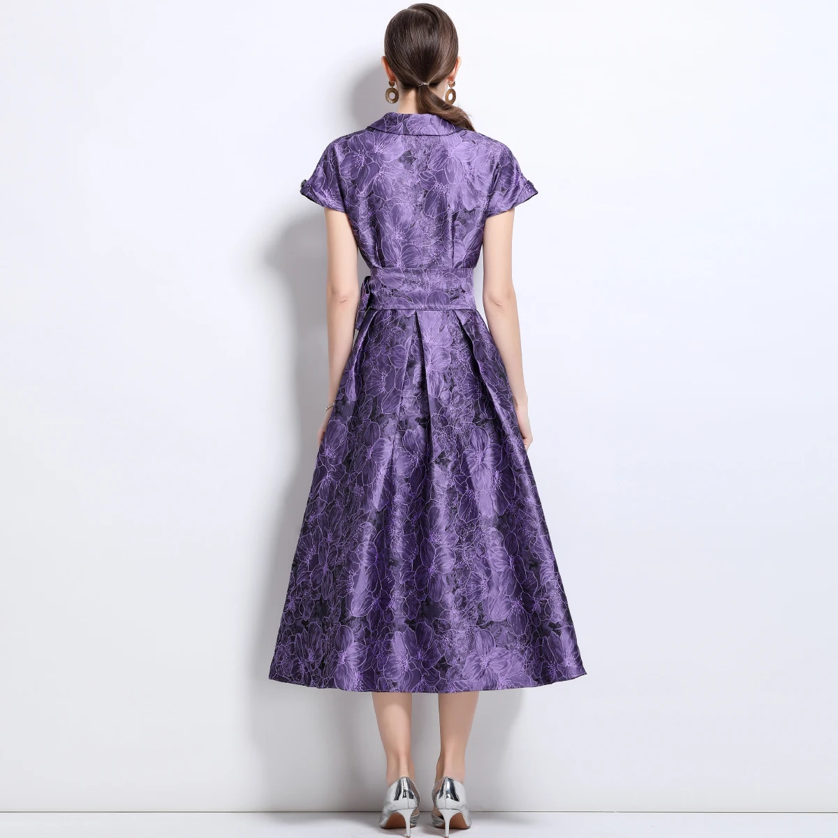 Abito da sera maxi dr ricamato Ele a vita alta con silhouette a trapezio V-Ne Svel tessuto in poliestere di lunghezza midi